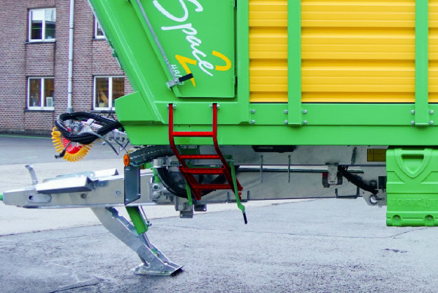 SILO-SPACE2 -Toegangsdeur vooraan met opening naar binnen + ladder die onder de laadbak kan worden ingeklapt.